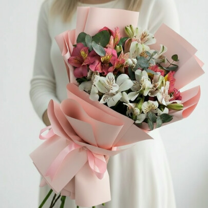 Букет "Альстромерии Микс и Эвкалипт Цинерия" размер S фото