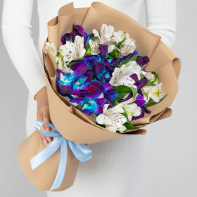 Букет "Альстромерии Белые и Орхидеи Космос Синие" размер S фото