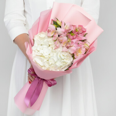 Букет "Альстромерии Розовые и Гортензия Белая" фото