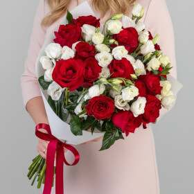 Букет "Белые Эустомы и Красные Розы" фото
