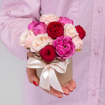 Букет цветов "3 Кустовые Пионовидные Розы Микс 40 см. в коробке" фото изображение 2