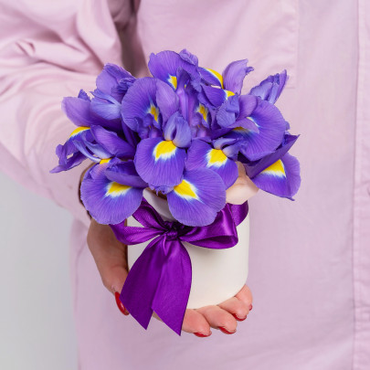 Букет цветов "5 Синих Ирисов в коробке" фото изображение 3