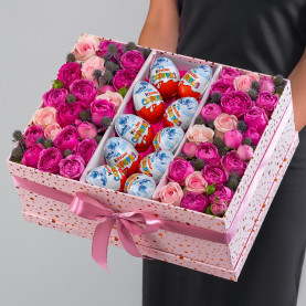 Букет "Цветы и Киндеры" в коробке фото