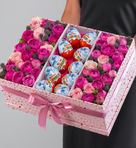 Букет "Цветы и Киндеры" в коробке фото