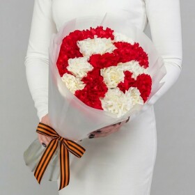 Букет "Красная и Белая Гвоздика" под Георгиевскую ленту фото