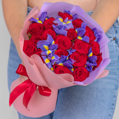 Букет "Красные Розы и Синие Ирисы" фото