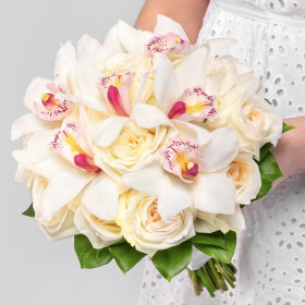 Букет невесты &quot;Роза Вайт Охара и Орхидеи Цимбидиум&quot; фото