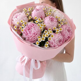 Букет "Пион Сара Бернар и Кустовая Ромашка" фото