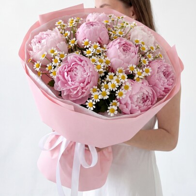 Букет "Пион Сара Бернар и Кустовая Ромашка" фото
