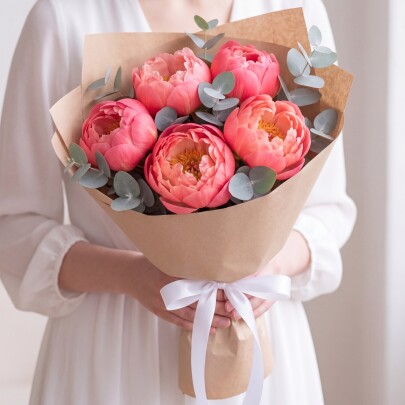 Букет "Пионы Корал Сансет и Эвкалипт Цинерия" фото