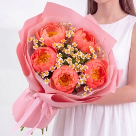 Букет "Пионы Корал Сансет и Кустовая Ромашка" фото