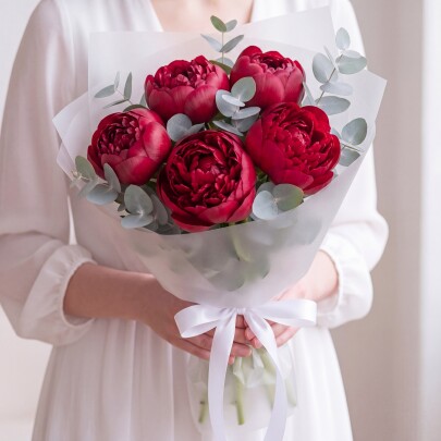 Букет "Пионы Ред Шарм и Эвкалипт Цинерия" фото