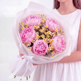 Букет "Пионы Сара Бернар и Ромашки Кустовые" фото