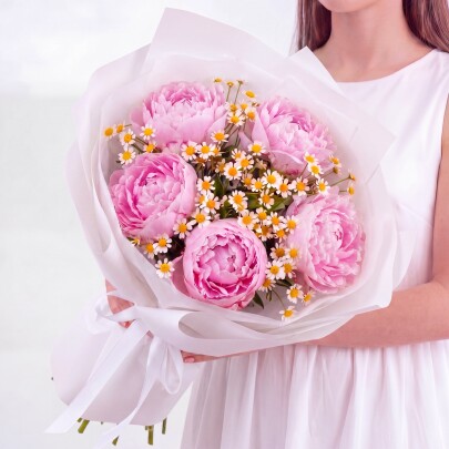 Букет "Пионы Сара Бернар и Ромашки Кустовые" фото