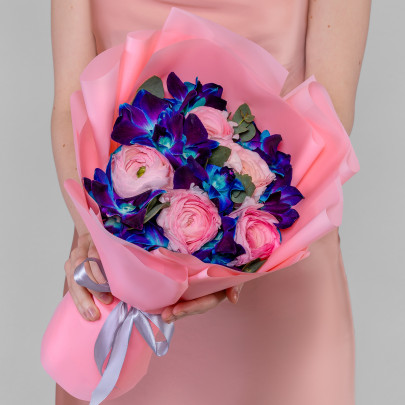 Букет "Розовый Ранункулюс и Орхидея Дендробиум Синий" фото