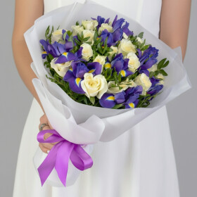 Букет "Белые Розы и Синие Ирисы" фото