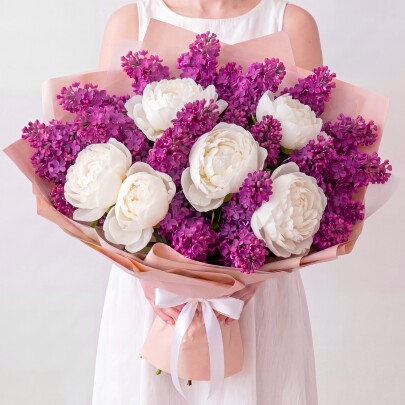 Букет "Сиреневая Сирень и Пионы Белые" фото