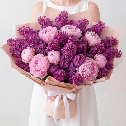 Букет "Сиреневая Сирень и Пионы Сара Бернар" фото