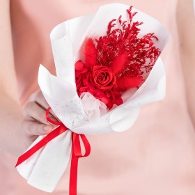 Букет-комплимент из стабилизированных цветов и сухоцветов &quot;Red and white&quot;