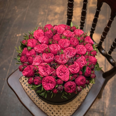 35 Кустовых Пионовидных Красных Роз (40 см.) в коробке фото изображение 2