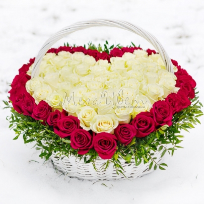 75 Красных и Белых Розы в корзине сердце фото