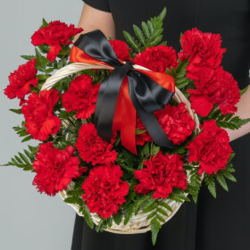 Траурная композиция "Красные Гвоздики" в корзине фото
