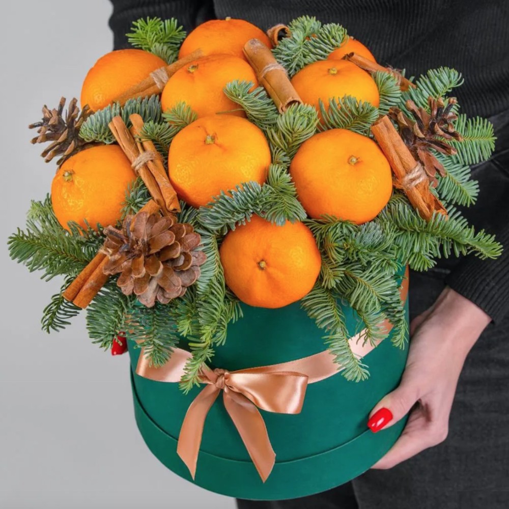 Новогодний букет "Мандарины И Корица" в коробке фото
