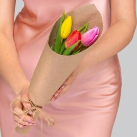 3 Разноцветных Тюльпана Микс в крафте под ленту (Корпоративный)