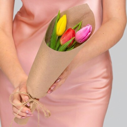 3 Разноцветных Тюльпана Микс в крафте под ленту (Корпоративный)