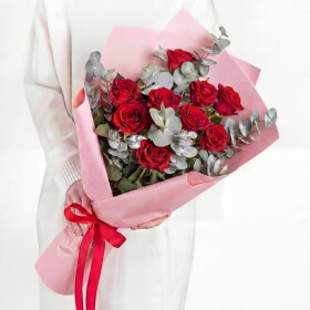 Букет 9 Красных Роз Ред Наоми с Эвкалиптом