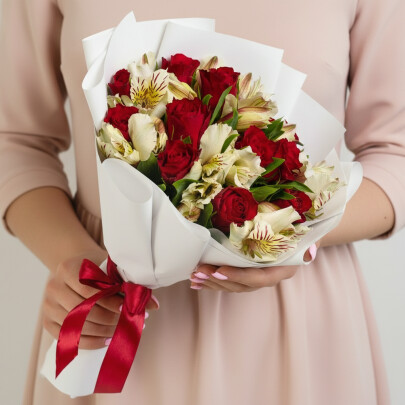 Букет "Альстромерии Белые и Розы Красные" размер S фото