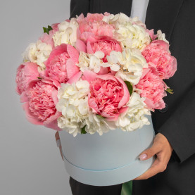 Букет "Розовые Пионы и Белые Гортензии" в коробке фото