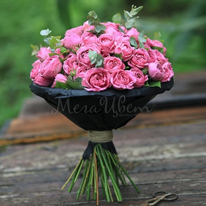 15 Кустовых Пионовидных Малиновых Роз (50 см.) с эквалиптом фото