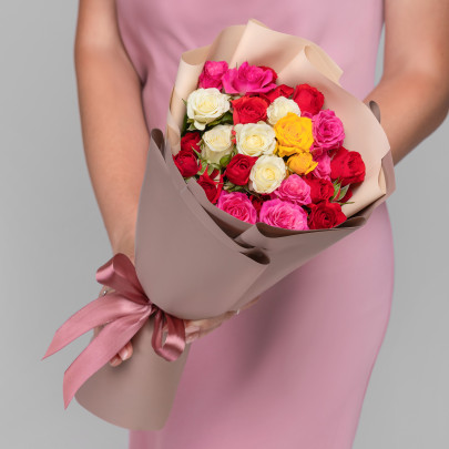 букет живых цветов 9 кустовых роз микс 40 сантиметров фото