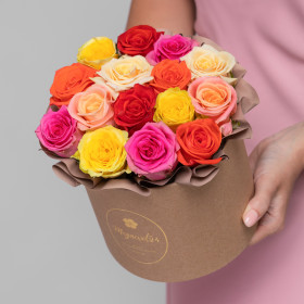 букет живых цветов 15 роз микс в шляпной коробке фото