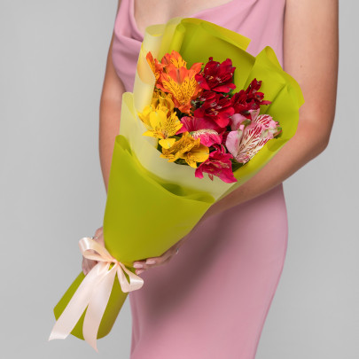 Букет из живых срезанных цветов 5 Альстромерий Ассорти в дизайнерской упаковке с атласной лентой фото