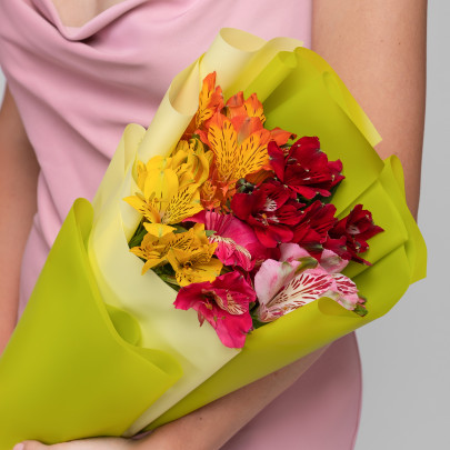Букет из живых срезанных цветов 5 Альстромерий Ассорти в дизайнерской упаковке с атласной лентой фото изображение 2