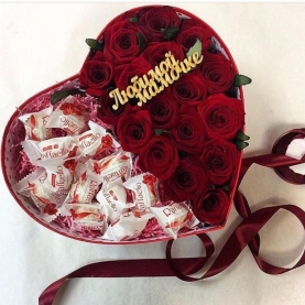 17 Красная Роза (40 см.) в коробке сердце с раффаэлло  фото