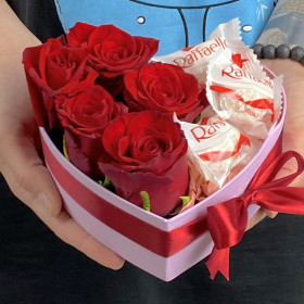 Букет &quot;5 Красных Роз и Raffaello&quot; в коробке сердце фото