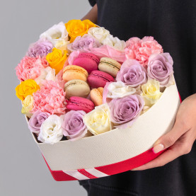 Букет "Цветы и 7 Макарони" в коробке сердце фото