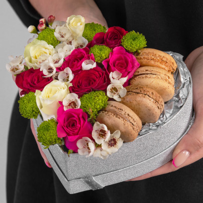 Букет "Цветы и 4 Макарони" в коробке сердце фото