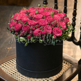 35 Кустовых Пионовидных Красных Роз (40 см.) в коробке фото