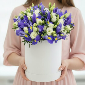 Букет "Белые Эустомы и Ирис" в коробке фото