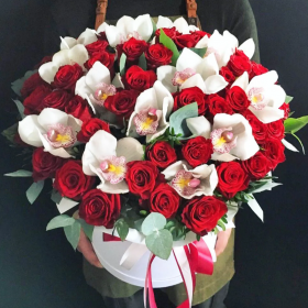 45 Красных Роз и Орхидеи в коробке фото