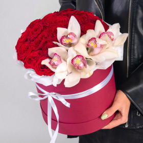 19 Красных Роз (40 см.) и Орхидеи в коробке фото