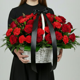 Траурная Композиция из Красной Розы и Красной Гвоздики в корзине фото