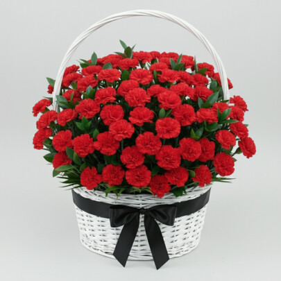 Траурная Композиция из 70 Красных Гвоздик в корзине фото