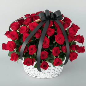 Траурная Композиция из 40 Красных Роз в корзине фото