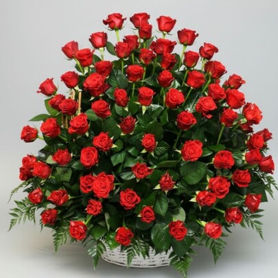 Траурная Композиция из 80 Красных Роз в корзине фото