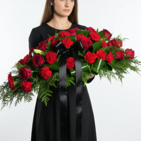 Траурная Композиция "Красная Роза и Красная Гвоздика" фото